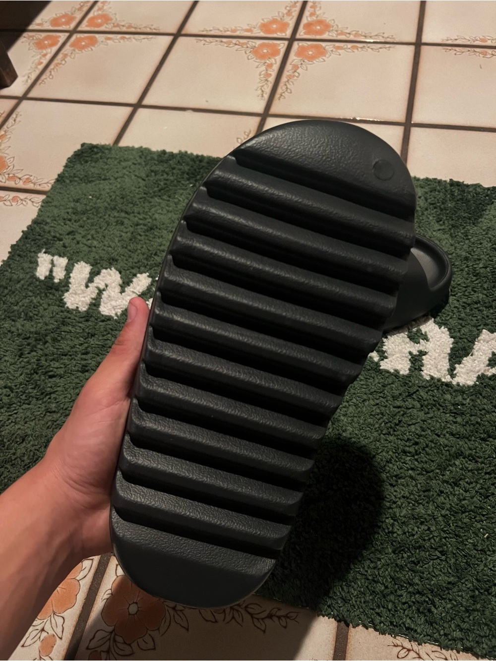 YEEZY SLIDES ONYX (Size 10) - Picture 6 of 9